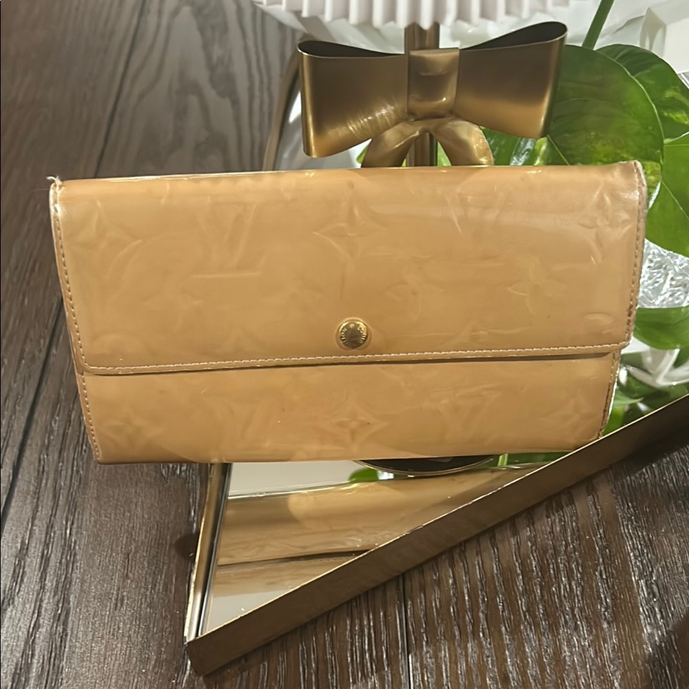 Louis Vuitton  COA Monogram Vernis Sarah Wallet